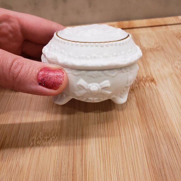 Small White and Gold Rimmed Decorative Container With woman's face design - Picture 9 of 11